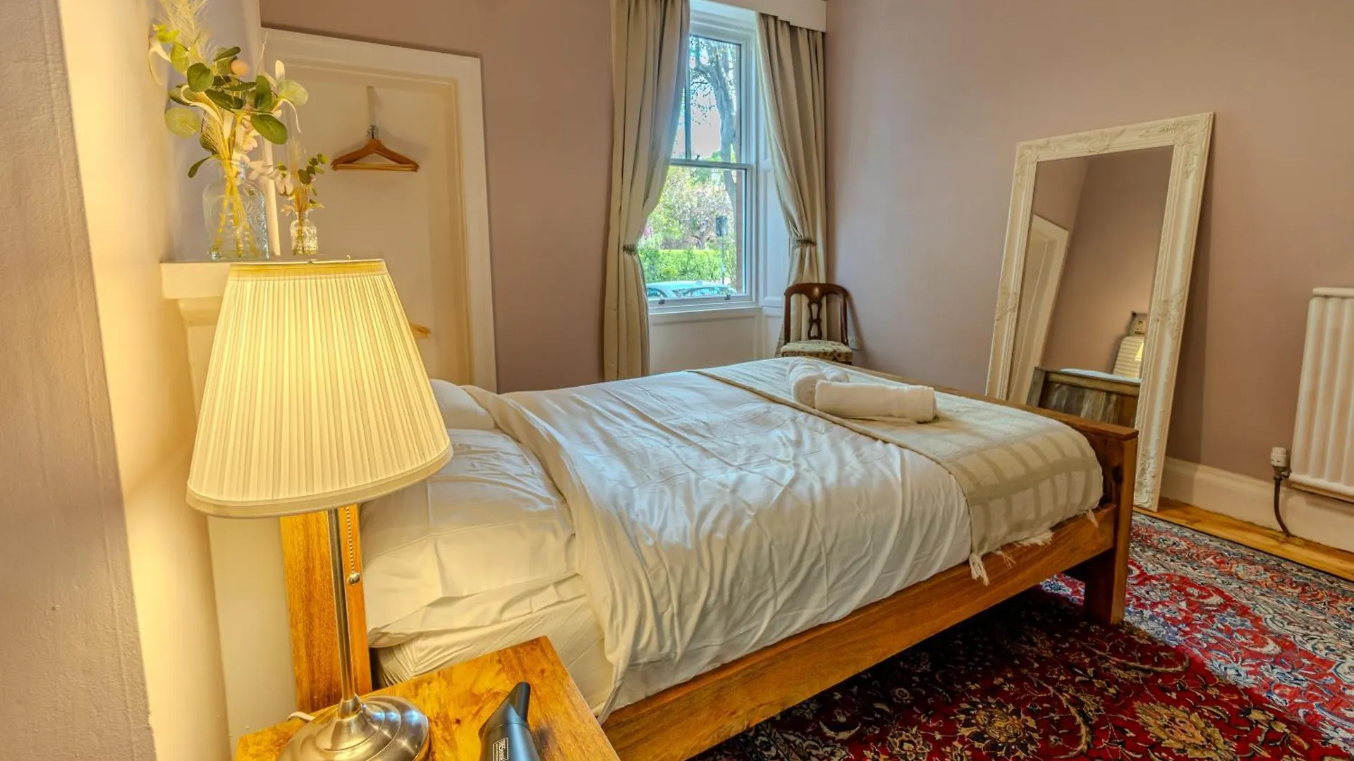 Ferienwohnung Victorian Charm - Lush Garden, Shops And Parking Edinburgh